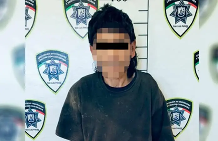 Individuo arrestado al golpear a su hija