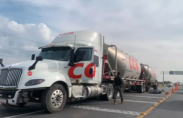 Motociclista muere aplastado por tráiler