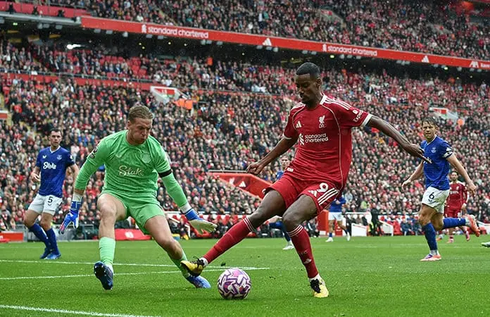 Podría debutar Isak en la Premier con Liverpool