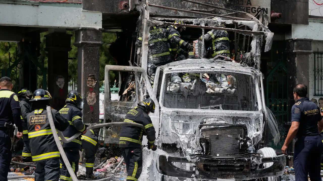 Queman camión junto a base militar en Ciudad de México en protesta por caso Ayoztinapa