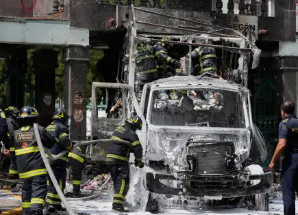 Queman camión junto a base militar en Ciudad de México en protesta por caso Ayoztinapa