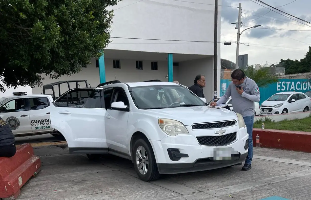 Balean a un hombre y muere afuera de hospital