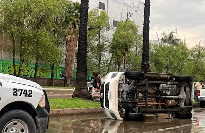 Camioneta se vuelca al circular sobre piso resbaloso por la lluvia