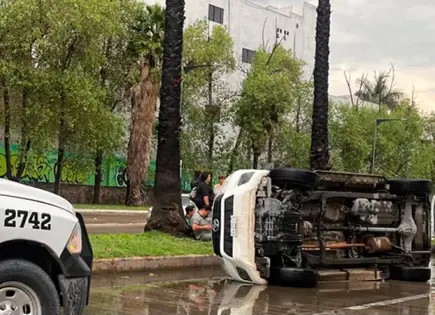 Camioneta se vuelca al circular sobre piso resbaloso por la lluvia