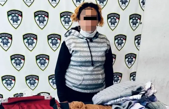 Capturan a mujer que robó en una tienda de ropa