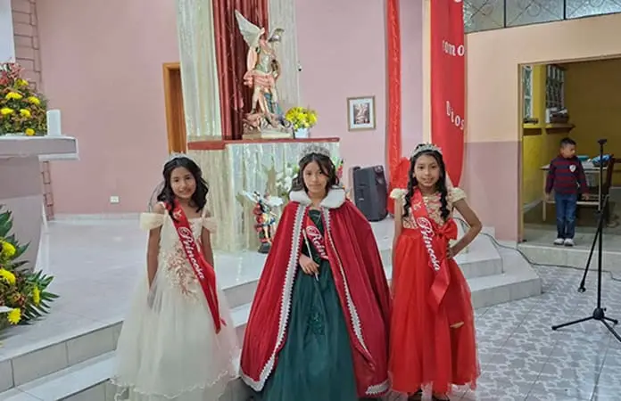 Coronan a reina de fiestas patronales
