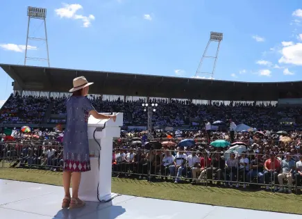 Defiende Sheinbaum modelo social de la 4T en gira