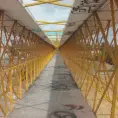 Hallan riesgos en puentes peatonales