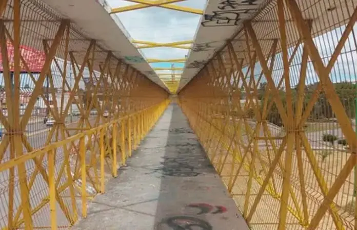 Hallan riesgos en puentes peatonales