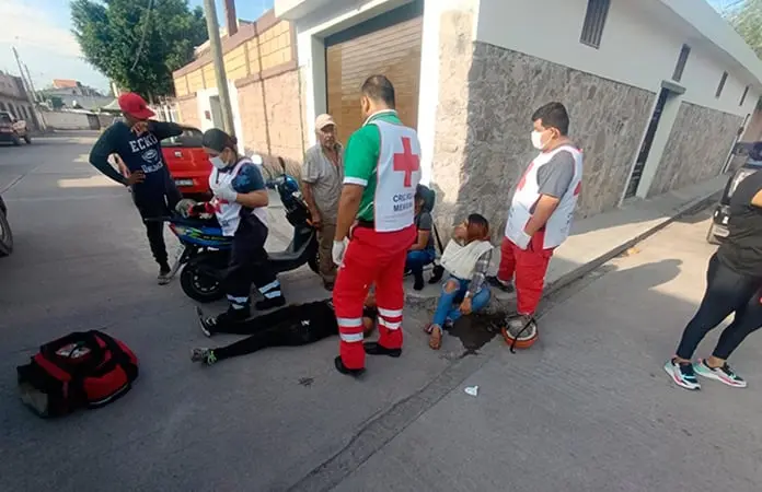 Hijo de diputado arrolla a dos mujeres en moto