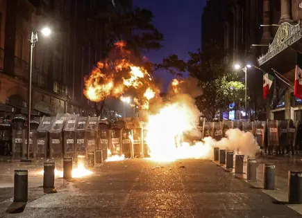 Marcha por caso Ayotzinapa en CDMX deja pérdidas por 21.9 mdp