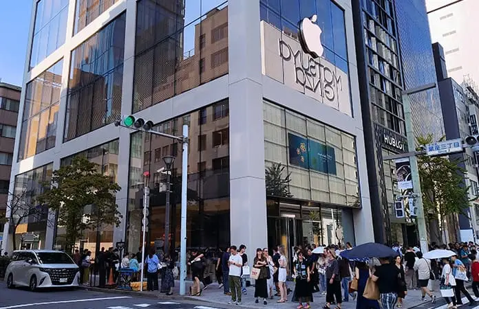 Reabre Apple tienda insignia en Japón