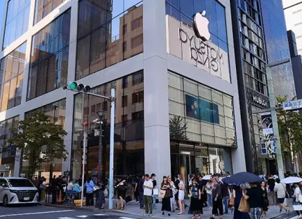Reabre Apple tienda insignia en Japón