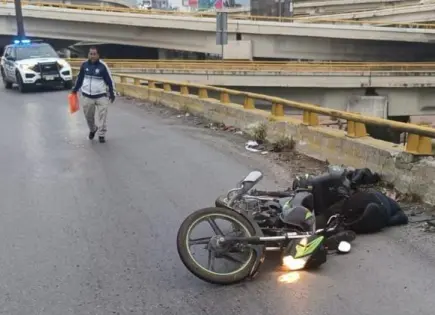 Accidente en distribuidor Juárez deja a motociclista herido
