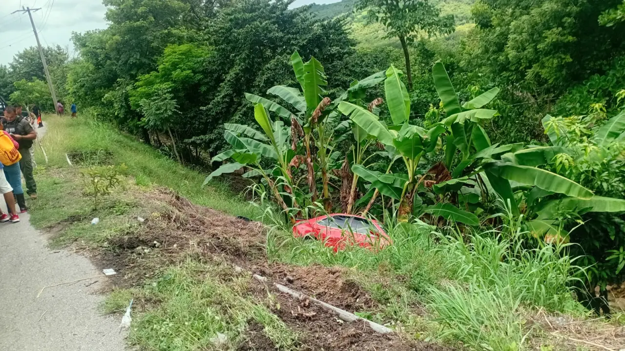 Auto termina entre árboles tras accidente en Tanlajás