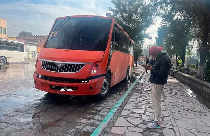 Camión de transporte causa accidente en la Alameda