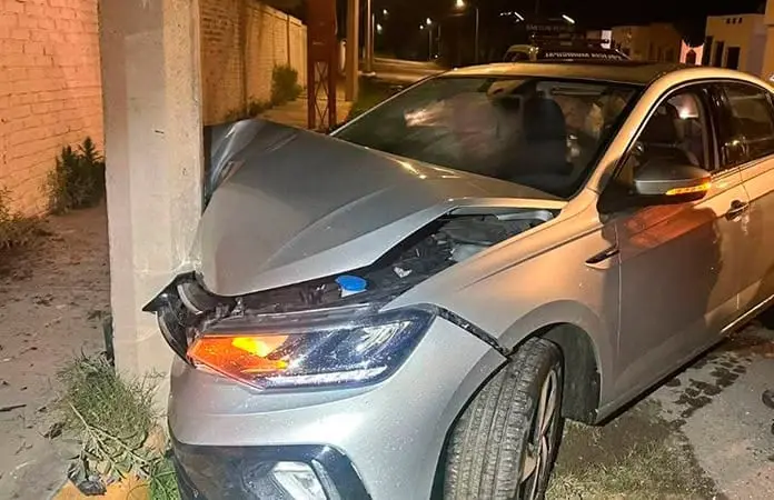 Conductora termina carrera contra un poste