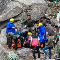 Fallecen esposos al caer a barranco