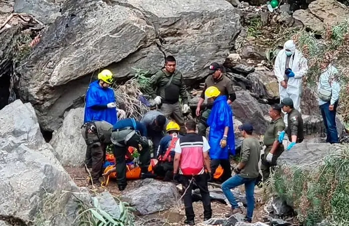 Fallecen esposos al caer a barranco