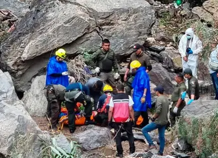 Fallecen esposos al caer a barranco