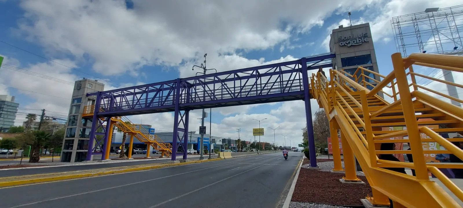 Galindo anuncia revisión y mejora de puentes peatonales en SLP
