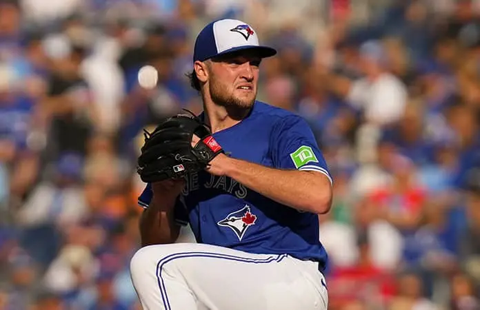 Mantienen Azulejos la cima del Este 