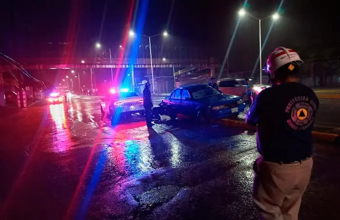 Mujer derrapa moto, se lesiona con su hijo