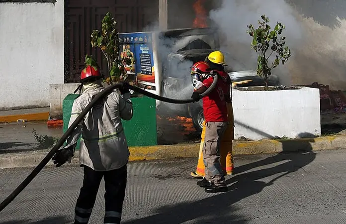Normalistas atacan Palacio de Justicia