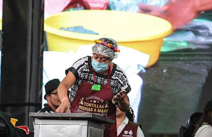 Realizan concurso de tortillas hechas a mano 