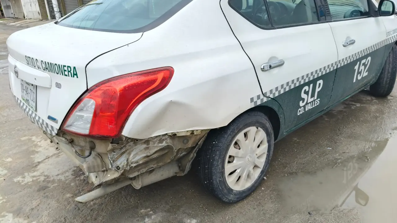 Taxista provoca choque al cruzar bulevar Lázaro Cárdenas