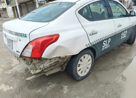 Taxista provoca choque al cruzar bulevar Lázaro Cárdenas