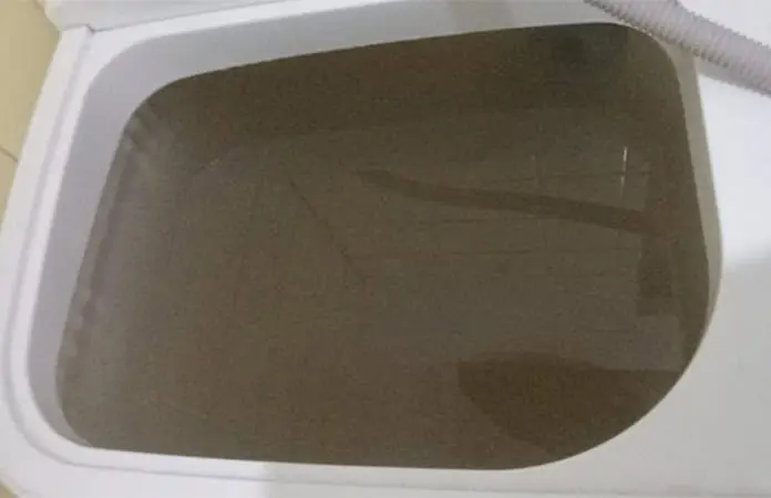 Llega agua turbia a las viviendas