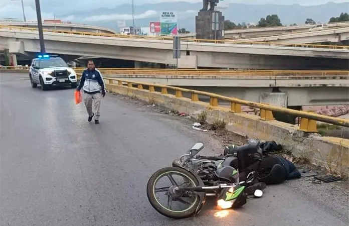 Motociclista se accidenta en el distribuidor Juárez