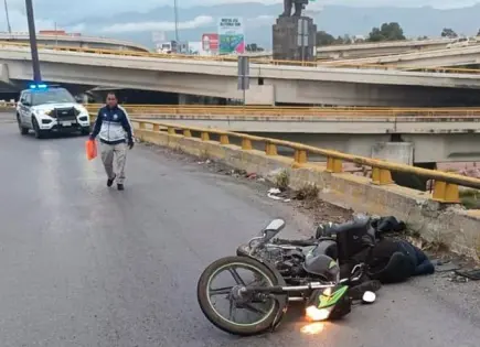 Motociclista se accidenta en el distribuidor Juárez
