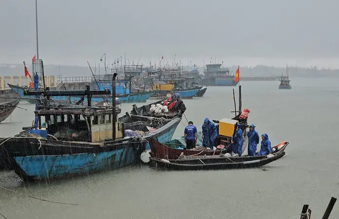Vietnam se alista para la llegada del tifón Bualoi