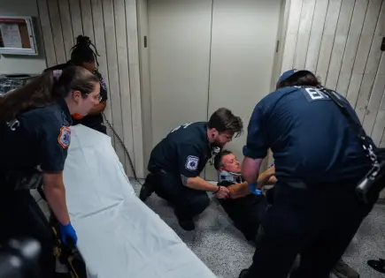 Agentes federales empujan a periodistas en corte de inmigración en NY