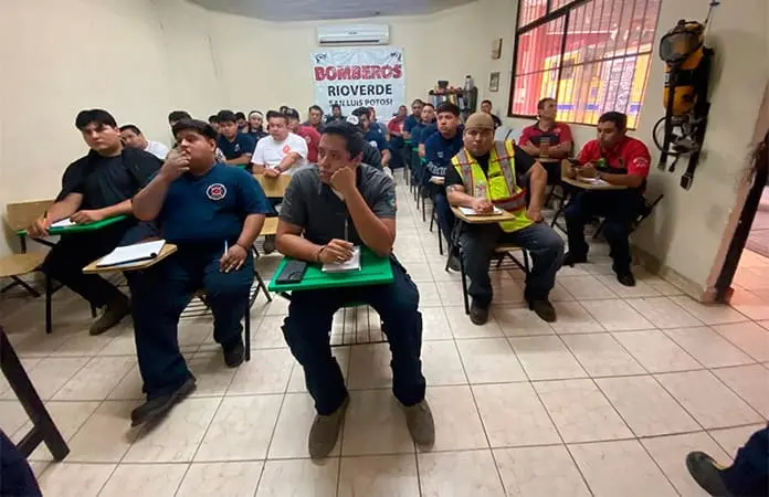 Brindan capacitación a los bomberos en combate de incendios