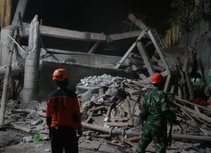 Derrumbe en escuela islámica de Indonesia deja estudiantes sepultados Derrumbe en escuela islámica de Indonesia deja estudiantes sepultados