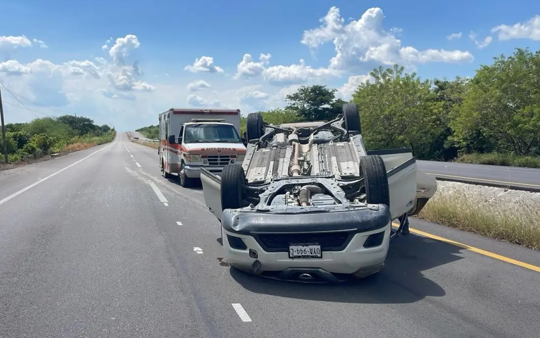 Mujer sufre lesiones tras volcar en la Valles-Tampico