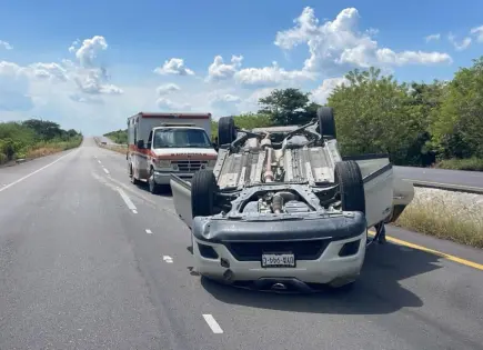 Mujer sufre lesiones tras volcar en la Valles-Tampico