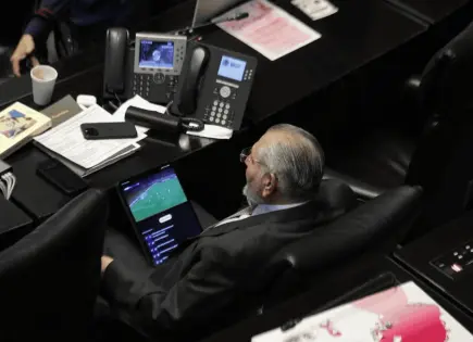 Adán Augusto observa partido Barcelona durante comparecencia Adán Augusto observa partido Barcelona durante comparecencia