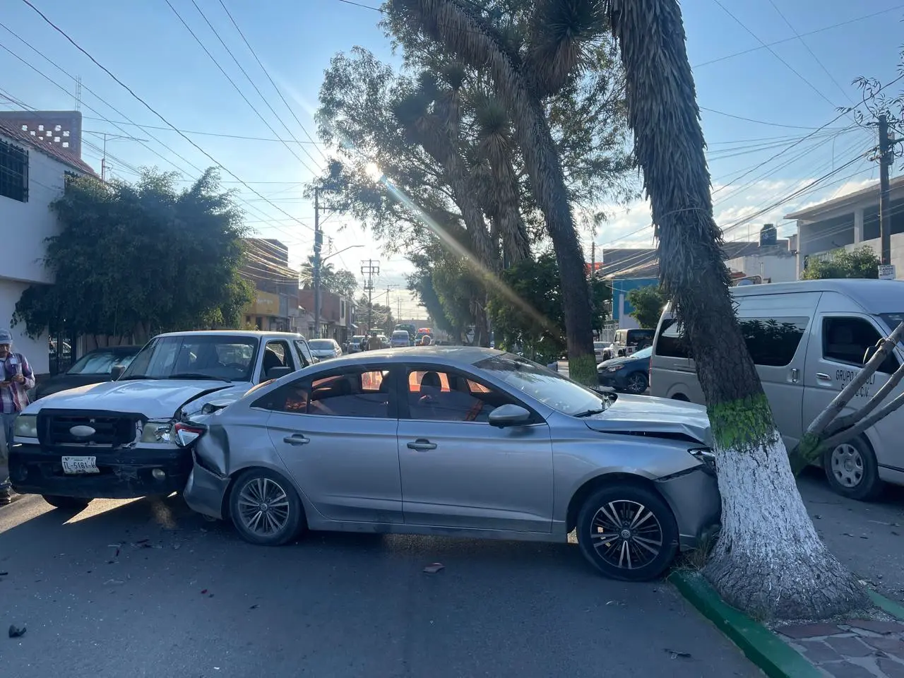 Choque por alcance en colonia Cactus deja solo daños materiales