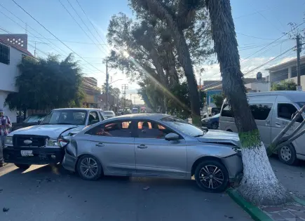 Choque por alcance en colonia Cactus deja solo daños materiales