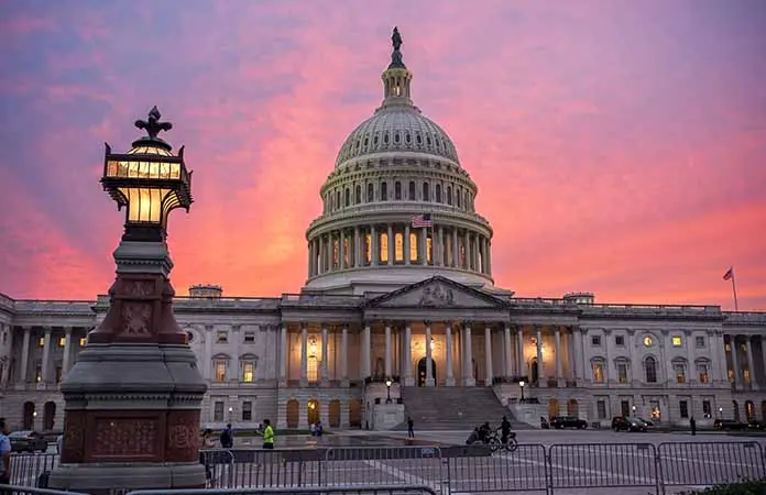 Trump no logró acuerdo y EE.UU. entra en cierre.