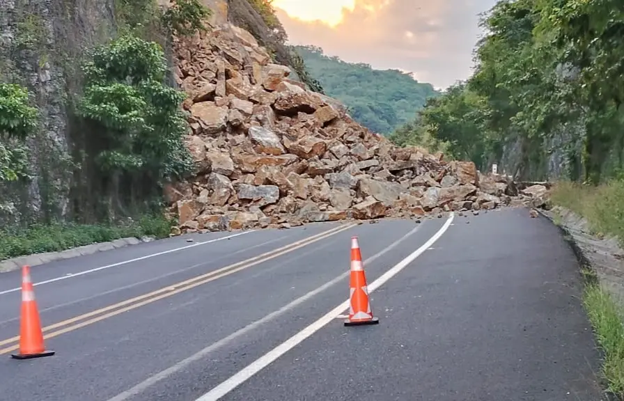 Cierran autopista Valles-Rayón por derrumbe de cerro