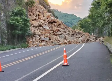 Cierran autopista Valles-Rayón por derrumbe de cerro