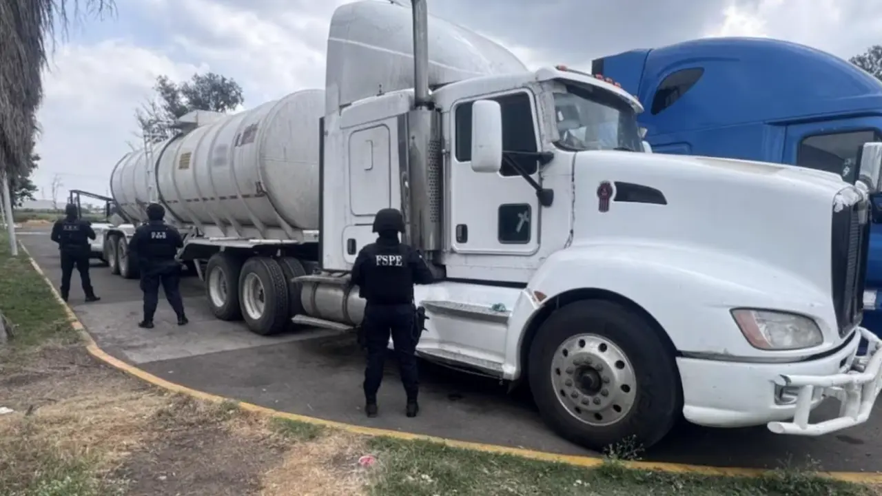 Hallan tractocamión con 30 mil litros de hidrocarburo ilegal en Guanajuato