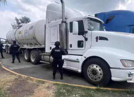 Hallan tractocamión con 30 mil litros de hidrocarburo ilegal en Guanajuato Hallan tractocamión con 30 mil litros de hidrocarburo ilegal en Guanajuato