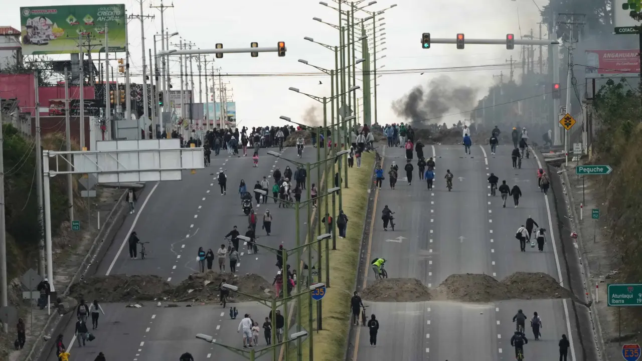 Liberan a cuatro militares retenidos por manifestantes en Ecuador