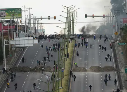 Liberan a cuatro militares retenidos por manifestantes en Ecuador